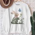 蝶のイースターとデイジーを保持している甘いウサギのウサギ 長袖tシャツ スウェットシャツ 年配の女性への贈り物