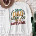 親愛なるお父さん素晴らしい仕事私たちは素晴らしい父の日ありがとう スウェットシャツ 年配の女性への贈り物