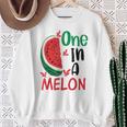 面白いスイカ ハワイのビーチでの休暇 メロンの中のかわいいもの スウェットシャツ 年配の女性への贈り物