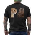 2匹の猫がミームを話す メンズTシャツ バックプリント