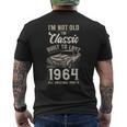 61歳の誕生日 1964年生まれのクラシックカー メンズTシャツ バックプリント