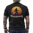 Basssquatch ビッグフット 釣り バス フォレスト シルエット メンズTシャツ バックプリント