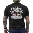 Chilling With Mynowmies 冬の雪だるまファミリーデザイン メンズTシャツ バックプリント
