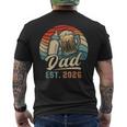 Dad Est 2026 年のパパ 初めての父の日 若いパパ 新しいパパ メンズTシャツ バックプリント