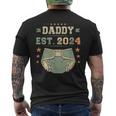 Daddy Est 2024 年生パパ 新米パパ 初めてのパパ 若いパパ メンズTシャツ バックプリント