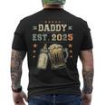 Daddy Est 2025 年のパパ 初めての父の日 新しい父親 若い父親 メンズTシャツ バックプリント