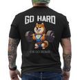 Go Hard Or Go Home 柴犬 犬 ウエイトリフティング フィットネス ジム メンズTシャツ バックプリント