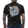 Be Here Now レトロ ヴィンテージ スピリチュアル マインドフルネス メンズTシャツ バックプリント