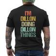 I'm Dillon Doing Dillon Things – 楽しい言葉でクールな名前ディロン メンズTシャツ バックプリント