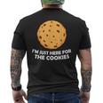 I'm Just Here For The Cookie 面白いチョコレートチップクッキー メンズTシャツ バックプリント