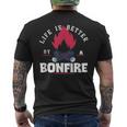 Life Is Better By The Bonfire キャンプファイヤー キャンプ アウトドア ハイカー メンズTシャツ バックプリント