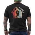 Lives Matter Raised Fist Retrointage No Racism メンズTシャツ バックプリント