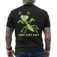 Love Ain't Easy カマキリ ユーモア 昆虫 恋人 ジョーク メンズTシャツ バックプリント
