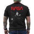 Nasaの宇宙飛行士の掃除機の星のワームのロゴが面白い メンズTシャツ バックプリント
