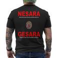 Nesara Gesara、赤い文字。 メンズTシャツ バックプリント