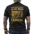 Never Underestimate An Old Man With A Camera レトロ ヴィンテージ メンズTシャツ バックプリント