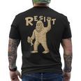 Resist サスカッチティー—面白いクリプティッド抗議 メンズTシャツ バックプリント