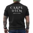 Seize The Day Carpe Diem インスピレーションラテン語 メンズTシャツ バックプリント