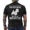 ウェスティ・ドッグを飼っている老人を決して過小評価しないでください メンズTシャツ バックプリント