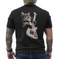 エレキギターを弾く猫 面白い猫ロッカー ロックショーで メンズTシャツ バックプリント