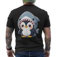 サメのコスチュームを着た面白いペンギン メンズTシャツ バックプリント