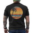サンセット ビーチ ヤシの木 夏 バイブ レトロ トロピカル 夏 ビーチ メンズTシャツ バックプリント