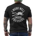 ダイビング I Work Well Under Pressure ダイビング・スポーツ ダイバーの言葉 メンズTシャツ バックプリント