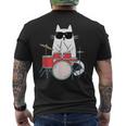 ネコとドラム 猫とサングラス ネコ好き 猫飼い 愛猫家 ドラム ドラムセット バンド ジャズ音楽 ねこ ネコ 猫 メンズTシャツ バックプリント