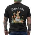 ハッピーイースターバニーニンジンイースターエッグ イースターラビットアートワーク メンズTシャツ バックプリント
