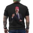 バイデンはトランプの帽子をかぶっています 2024 メンズTシャツ バックプリント