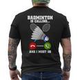 バドミントンが呼んでいる、私は行かなければならないラケットバドミントン選手badminton メンズTシャツ バックプリント