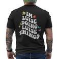 レトログルーヴィーなイム・ルイーズ Doing Luise Things 面白い母の日 メンズTシャツ バックプリント