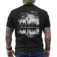 反射写真付き都市のモノクロ写真 メンズTシャツ バックプリント