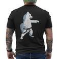 愉快な空手犬 日本のスピッツ メンズTシャツ バックプリント
