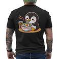 箸でラーメンを食べるかわいいペンギン メンズTシャツ バックプリント