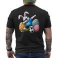 面白いイースターバニーとサッカーボールで軽くたたくイースターバニー。 メンズTシャツ バックプリント