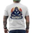 Bassquatch 音楽愛好家のためのサスカッチdjデザイン メンズTシャツ バックプリント