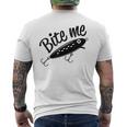 Bite Me 面白いフィッシャーマンフィッシングルアー メンズTシャツ バックプリント