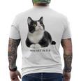 Mischief In Fur 猫写真 ハチワレ猫 黒白猫 猫好き ネタ 猫しもべ 猫飼い 猫依存症 メンズTシャツ バックプリント