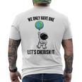 Planets We Only Have One Let's Cherish It 宇宙飛行士 メンズTシャツ バックプリント