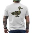 「鴨フラージュ」かも カモフラージュ 迷彩 ダジャレ 駄洒落 動物 鳥 カモ 鳧 カムフラージュ 兵士 軍隊 軍人 国防 メンズTシャツ バックプリント