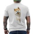 かわいい日本の秋田犬が角をのぞく犬好き。 メンズTシャツ バックプリント