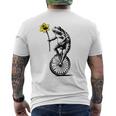 かわいい面白いカエルの一輪車 メンズTシャツ バックプリント