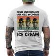 アイスクリームを持った老婆を決して過小評価しない メンズTシャツ バックプリント
