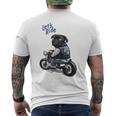 バイクに乗る面白いパグ犬レッツライド メンズTシャツ バックプリント
