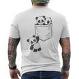 パンダ愛好家のためのポケットの中のかわいいカワイイベイビーパンダ メンズTシャツ バックプリント
