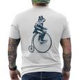 ビンテージのペニーファージング自転車に乗る粋なカエルのサイクリスト メンズTシャツ バックプリント