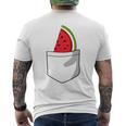 ポケットに入ったスイカのポケットプリントの面白いスイカ。 メンズTシャツ バックプリント