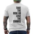 リスクを取るか、チャンスを失うか大胆なモチベーションウェア。 メンズTシャツ バックプリント
