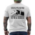 レコード屋に閉じ込められたビニールレコードを救出する メンズTシャツ バックプリント
